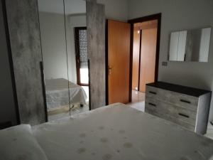 Postel nebo postele na pokoji v ubytování Appartamento con 2 camere da letto a pochi passi dal mare
