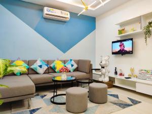 a living room with a couch and a tv at Linda Apartment-ICON56-District4-3mins to center dtrc1- INFINITY POOL- AWESOME ROOFTOP in Ho Chi Minh City