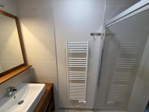 Ένα μπάνιο στο Appartement Neuf aux Saisies - 6 Pers, 52m², 3 Pièces, Grand Balcon, Parking Couvert - FR-1-293-241 +10 φωτογραφίες