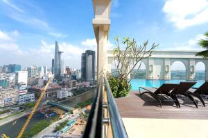 a balcony with chairs and a view of a city at Linda Apartment-ICON56-District4-3mins to center dtrc1- INFINITY POOL- AWESOME ROOFTOP in Ho Chi Minh City