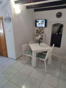 Televisyen dan/atau pusat hiburan di Apartment in Povile 50835