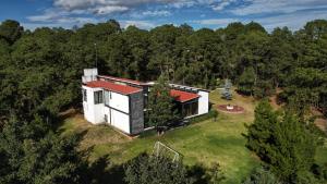 an overhead view of a house in the woods at BIMBA en el corazón del bosque, Huasca in La Venta