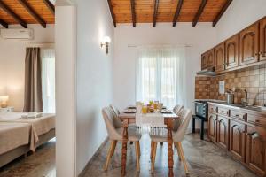 Postel nebo postele na pokoji v ubytování Kalamionas Studios & Apartments + 37 fotografií