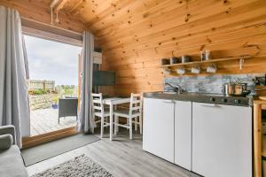 Kuchyň nebo kuchyňský kout v ubytování Cape Cornwall Pod with vast sea views + 27 fotografií
