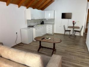 a living room with a table and a kitchen at P&K apartment Pogradec in Pogradec