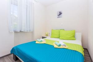 Ένα ή περισσότερα κρεβάτια σε δωμάτιο στο Dvosobni apartman u kući s bazenom, 1 kat