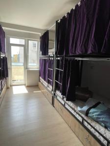 Postel nebo postele na pokoji v ubytování NEWBORN HOSTEL Prishtina + 19 fotografií