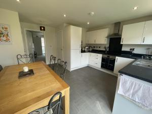 Η κουζίνα ή μικρή κουζίνα στο Modern & Stylish South Bristol Home +36 φωτογραφίες