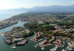 an aerial view of a resort on the water at Les Capellans, port d'attache in Saint-Cyprien-Plage
