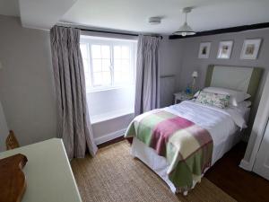 En eller flere senge i et værelse på Luxury 3 Bed Cottage on Rewilding Estate