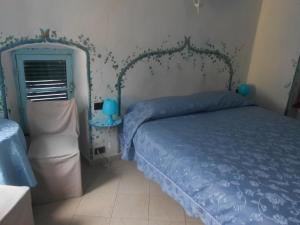 a bedroom with a blue bed with a blue comforter at The Sunrise in Riomaggiore