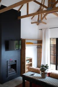 Un televizor și/sau centru de divertisment la Comfortable 2-Bedroom place with indoor Fireplace