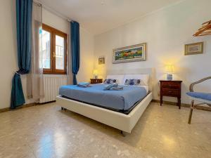 a bedroom with a bed and a table and a window at 49 Sea Rooms - Guesthouse by Host Hero in Stintino