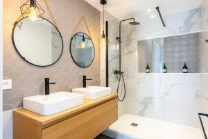 un bagno con due lavandini e una doccia di Appartement vue mer, Arcachon 3 étoiles ad Arcachon Altre 29 foto