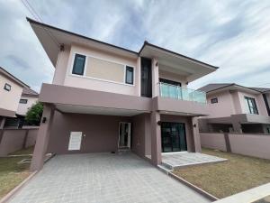 a house with a large driveway in front of it at The Lake Huay Yai Three-Bedroom Villa in Ban Huai Yai