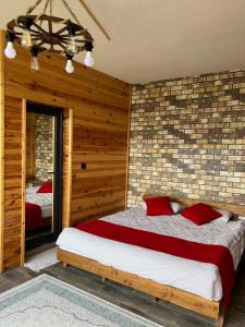 En eller flere senge i et værelse på relax dağ evleri king oda