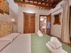 ein Schlafzimmer mit einem Bett und zwei weißen Stühlen in der Unterkunft Toscanella23 in Florenz