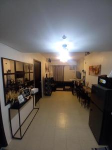 Nhà bếp/bếp nhỏ tại Spacious Staycation in Pasig Urban Metro Escape