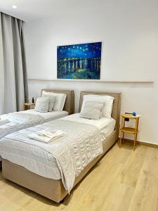 two beds sitting next to each other in a bedroom at Katikia in Línia +34 photos