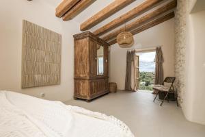 een slaapkamer met een bed en een groot raam bij Finca de los Secretos in Benissa +33 foto's