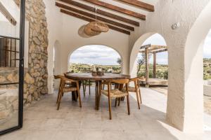 een eetkamer met een tafel en stoelen bij Finca de los Secretos in Benissa