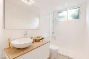 a bathroom with a sink and a toilet at Apartamento Recién reformado con jardín en Arenal de Castell in Es Mercadal