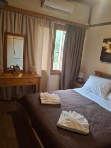 sypialnia z łóżkiem i dwoma ręcznikami na nim w obiekcie Elafonisi House w mieście Livadia