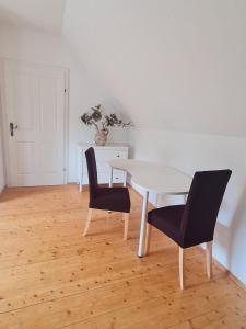 a white table and two chairs in a room at Villa Dany in Klagenfurt