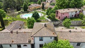 an aerial view of a house with a swimming pool at Apartment with Pool near San Gimignano - I Senesi in Gambassi Terme