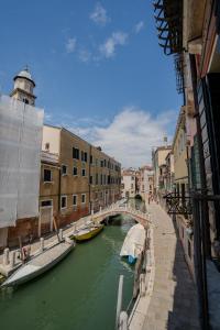 Udsigt til en flod der løber i nærheden af pensionatet + 13 billeder