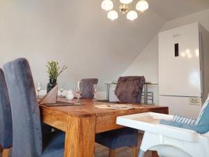 a dining room with a wooden table and chairs at Cozy Home in der Heide, zentral und ruhig in Schneverdingen
