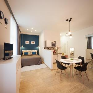 Habitación con cama, mesa y sillas. en STUDIO 16, en Sopron