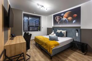 Postel nebo postele na pokoji v ubytování R73 Residences