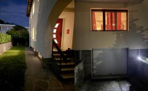 洛索内BB Queens的有楼梯和窗户的房子