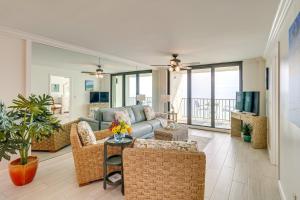 Sjónvarps- og/eða afþreyingartæki á Hutchinson Island Condo with Views and Pool Access