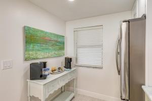 Eldhús eða eldhúskrókur á Hutchinson Island Condo with Views and Pool Access