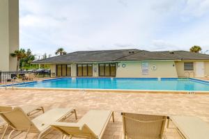 Sundlaugin á Hutchinson Island Condo with Views and Pool Access eða í nágrenninu