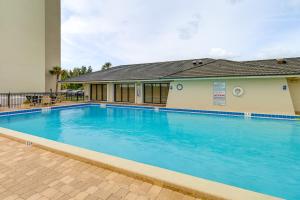 Sundlaugin á Hutchinson Island Condo with Views and Pool Access eða í nágrenninu