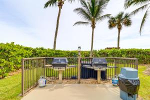 Garður fyrir utan Hutchinson Island Condo with Views and Pool Access