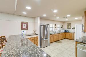 Eldhús eða eldhúskrókur á Hutchinson Island Condo with Views and Pool Access