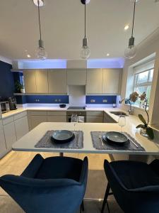 サニングデールにあるLuxury contemporary Apartmentのキッチン(テーブル、2皿付)