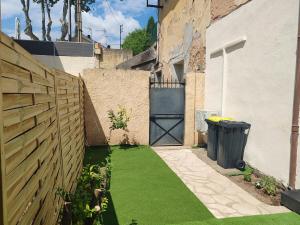 un cortile con una recinzione e un cancello con erba verde di Beautiful - private terrace - Wi-Fi - air conditioning a Tolone
