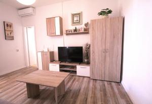 TV a/nebo společenská místnost v ubytování Apartments Mima