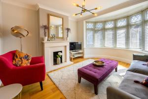 sala de estar con sofá púrpura y chimenea en Warrington - Large Beautiful Home - Great Location In South West By StayStaycations, en Bristol