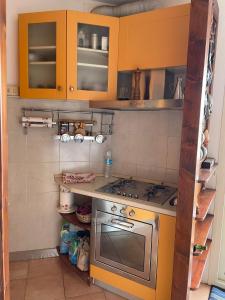 cocina con armarios amarillos y fogones en Giaco's Apartments 3, en Villasimius 1 foto más
