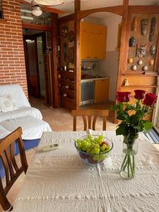 Una habitación con una mesa con un bol de fruta encima. en Giaco's Apartments 3, en Villasimius