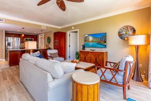 un soggiorno con un divano e un tavolo di Honua Kai Hokulani 310 by Coldwell Banker Island Vacations a Kaanapali
