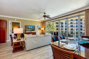 un soggiorno con un divano e un tavolo di Honua Kai Hokulani 310 by Coldwell Banker Island Vacations a Kaanapali