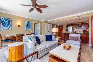un soggiorno con un divano e un tavolo di Honua Kai Hokulani 310 by Coldwell Banker Island Vacations a Kaanapali Altre 76 foto