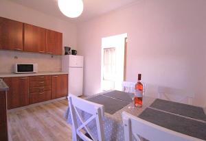 Kuchyň nebo kuchyňský kout v ubytování Apartments Mima